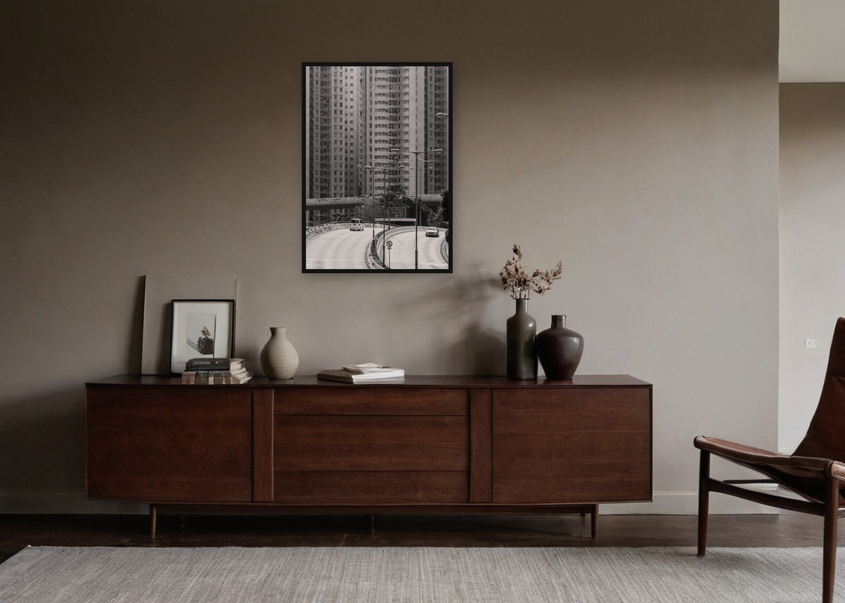 Poster Hongkong 19 ingelijst aan de muur in een woonkamer