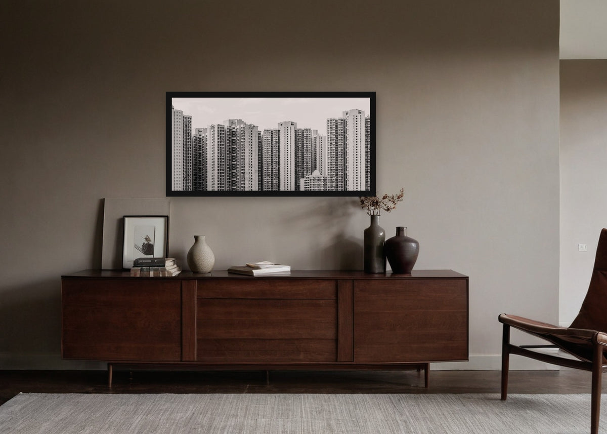 Poster Hongkong 21 ingelijst aan de muur in een woonkamer