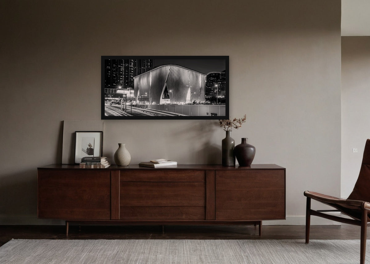 Poster Hongkong 25 ingelijst aan de muur in een woonkamer