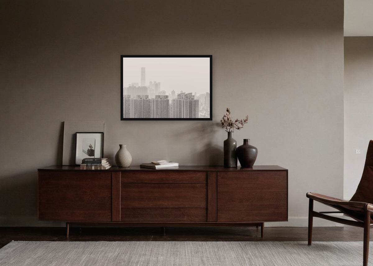 Poster Hongkong 27 ingelijst aan de muur in een woonkamer