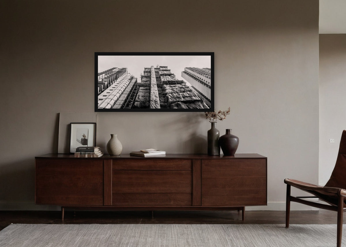Poster Hongkong 31 ingelijst aan de muur in een woonkamer