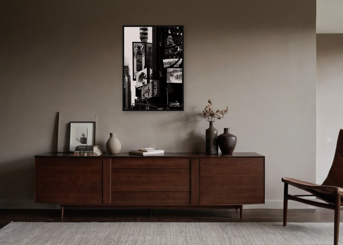 Poster New York 12 ingelijst aan de muur in een woonkamer