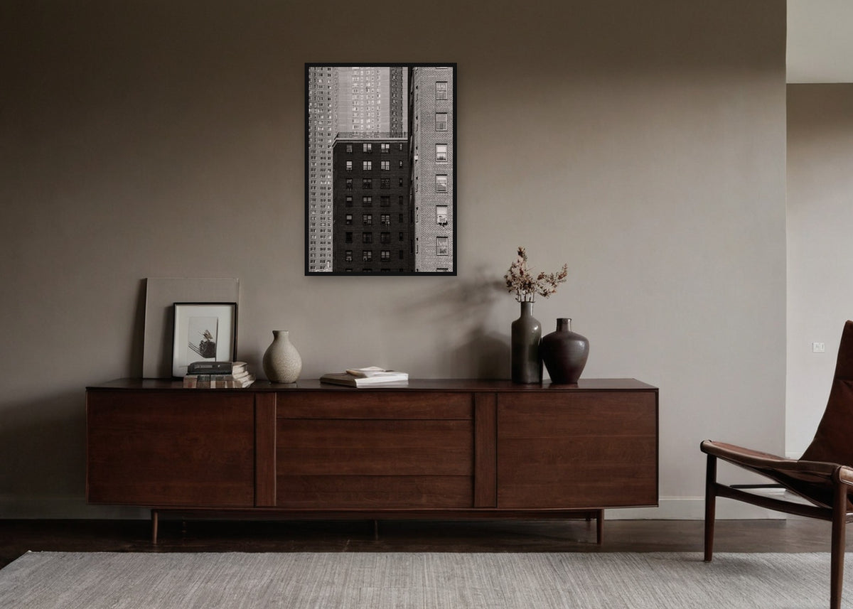Poster New York 18 ingelijst aan de muur in een woonkamer