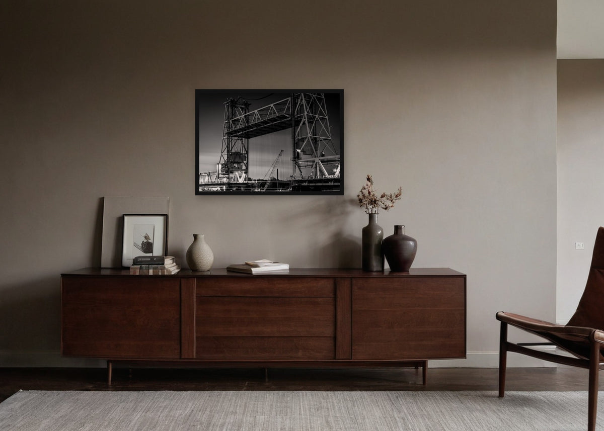 Poster Rotterdam 11 ingelijst aan de muur in een woonkamer