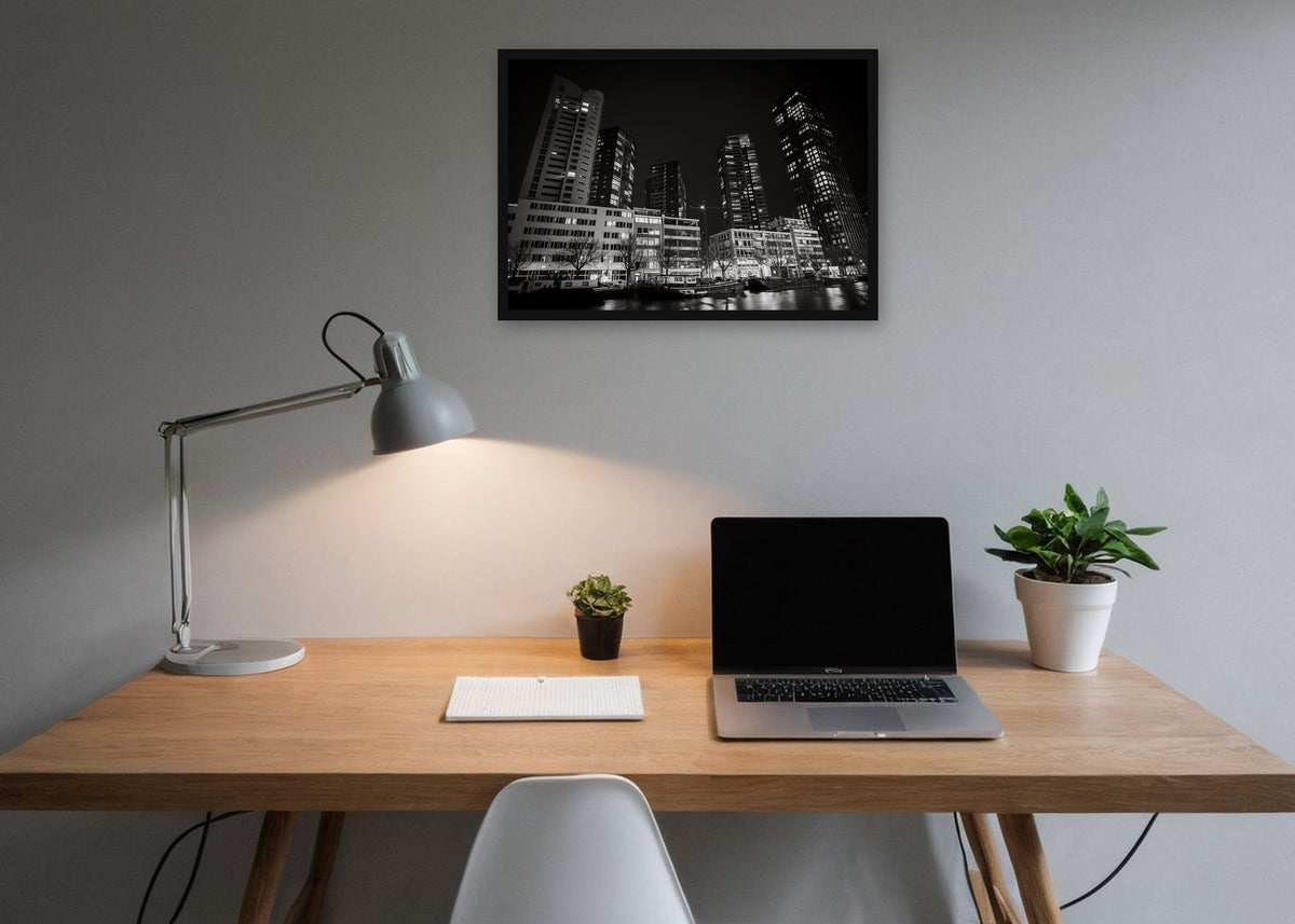 Poster Rotterdam 12 ingelijst aan de muur in een kantoor