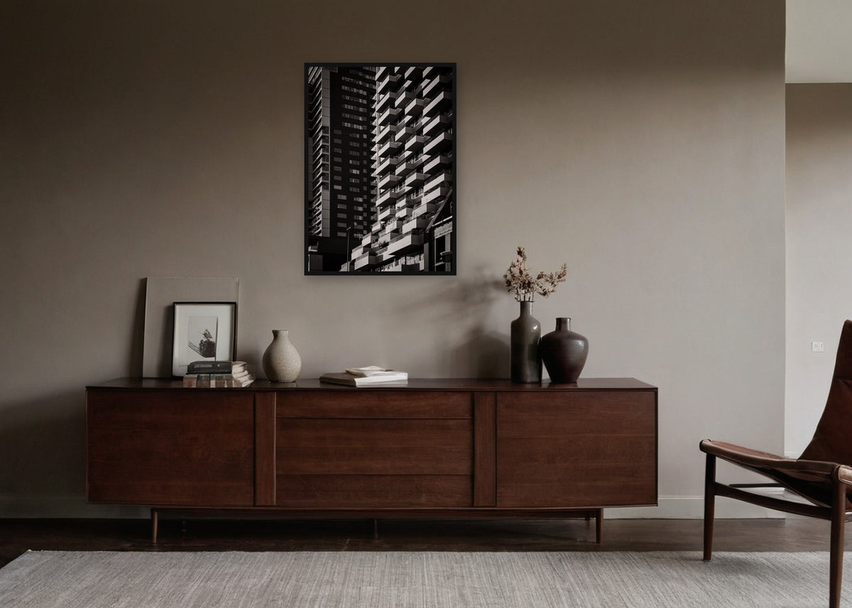Poster Rotterdam 13 ingelijst aan de muur in een woonkamer