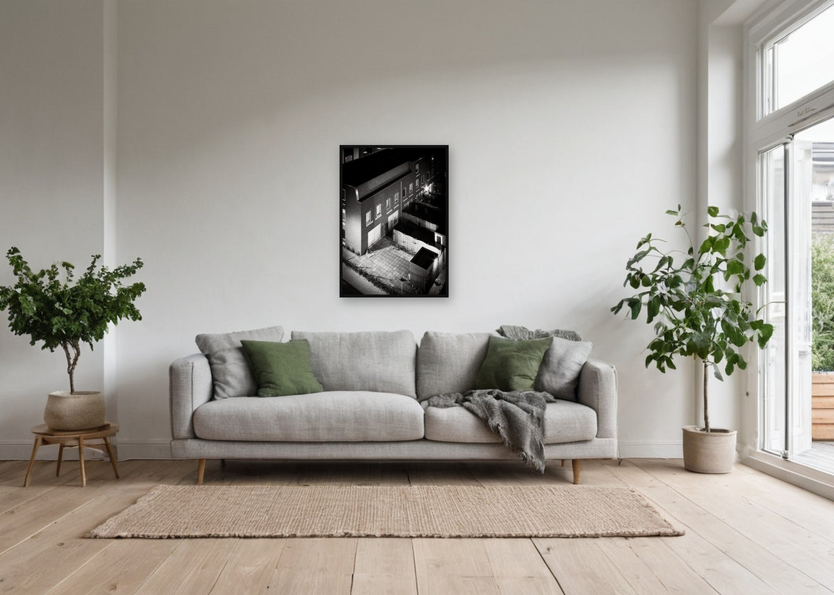 Poster Rotterdam 14 ingelijst aan de muur in een woonkamer