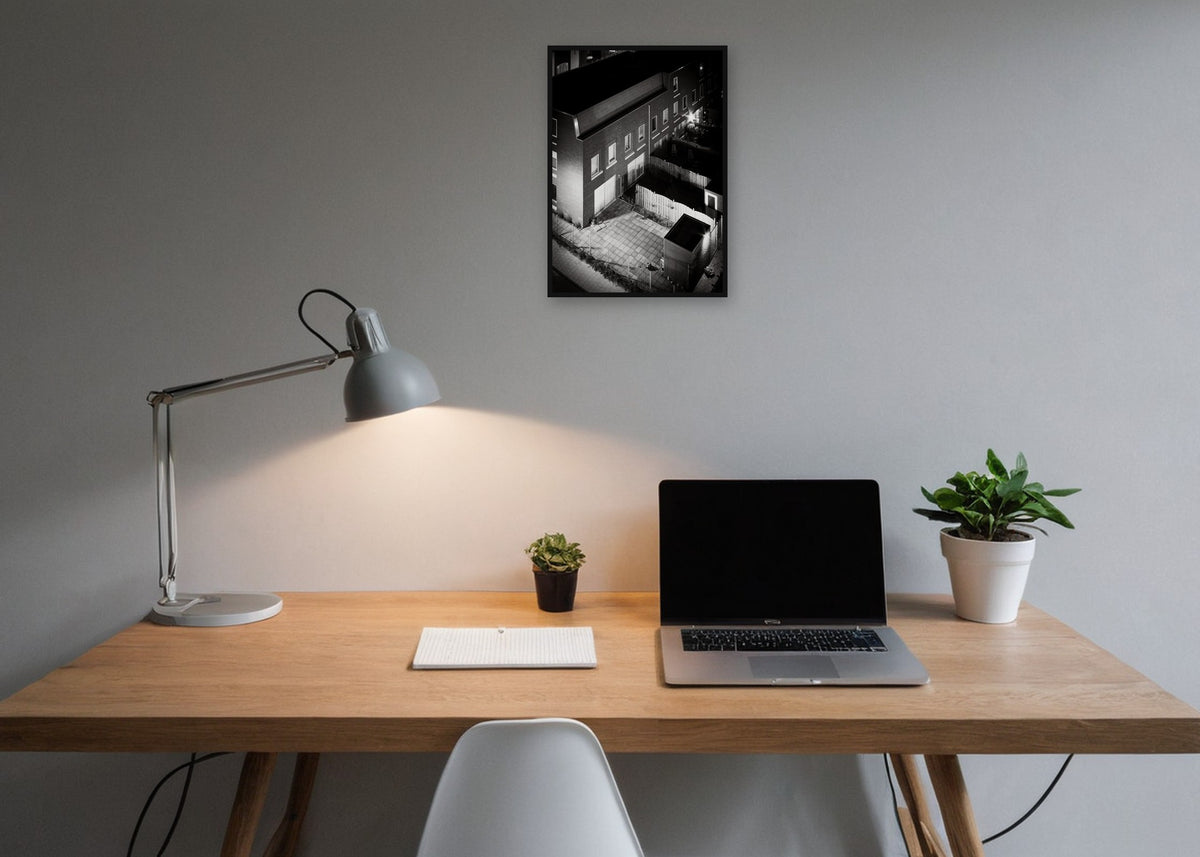 Poster Rotterdam 14 ingelijst aan de muur in een kantoor