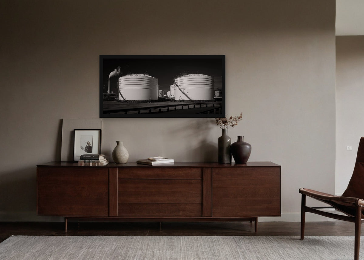 Poster Rotterdam 17 ingelijst aan de muur in een woonkamer