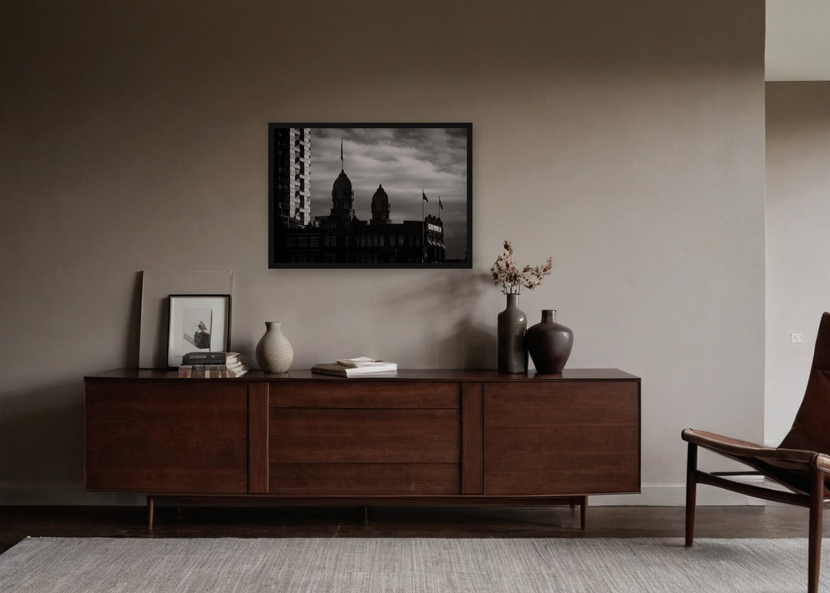 Poster Rotterdam 21 ingelijst aan de muur in een woonkamer