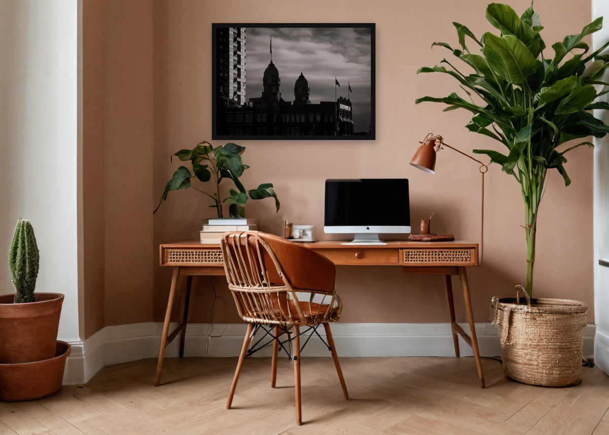 Poster Rotterdam 21 ingelijst aan de muur in een kantoor