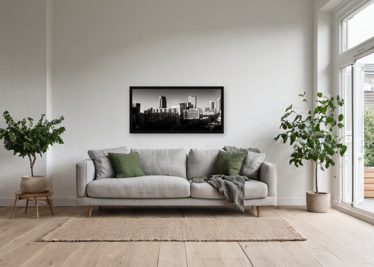 Poster Rotterdam 22 ingelijst aan de muur in een woonkamer