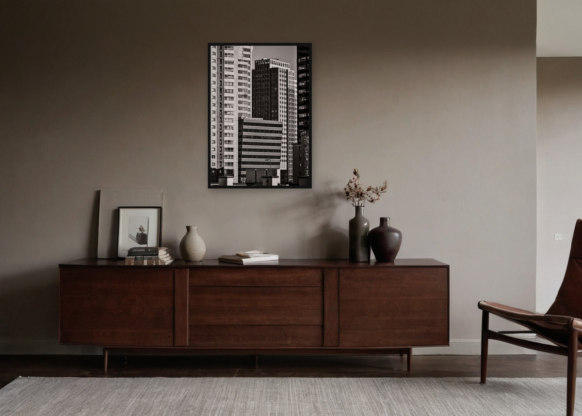 Poster Rotterdam 25 ingelijst aan de muur in een woonkamer