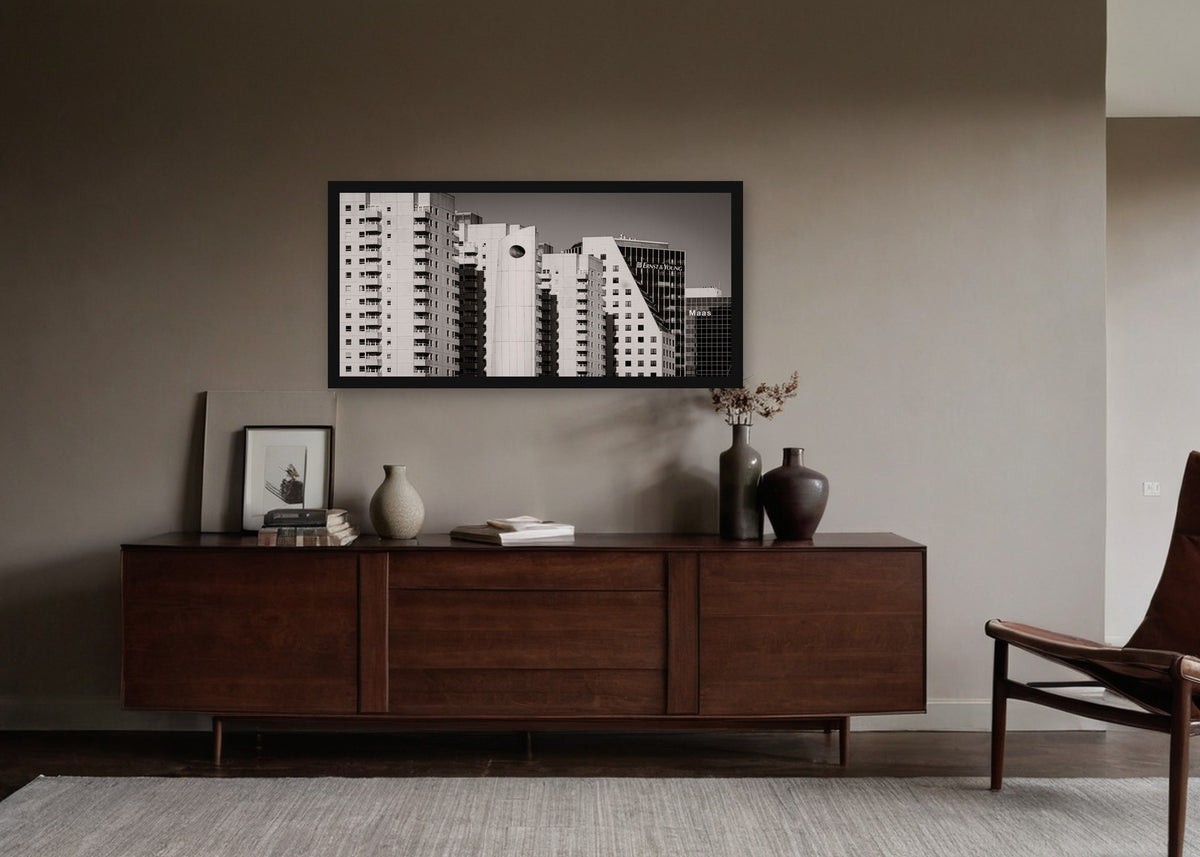 Poster Rotterdam 27 ingelijst aan de muur in een woonkamer