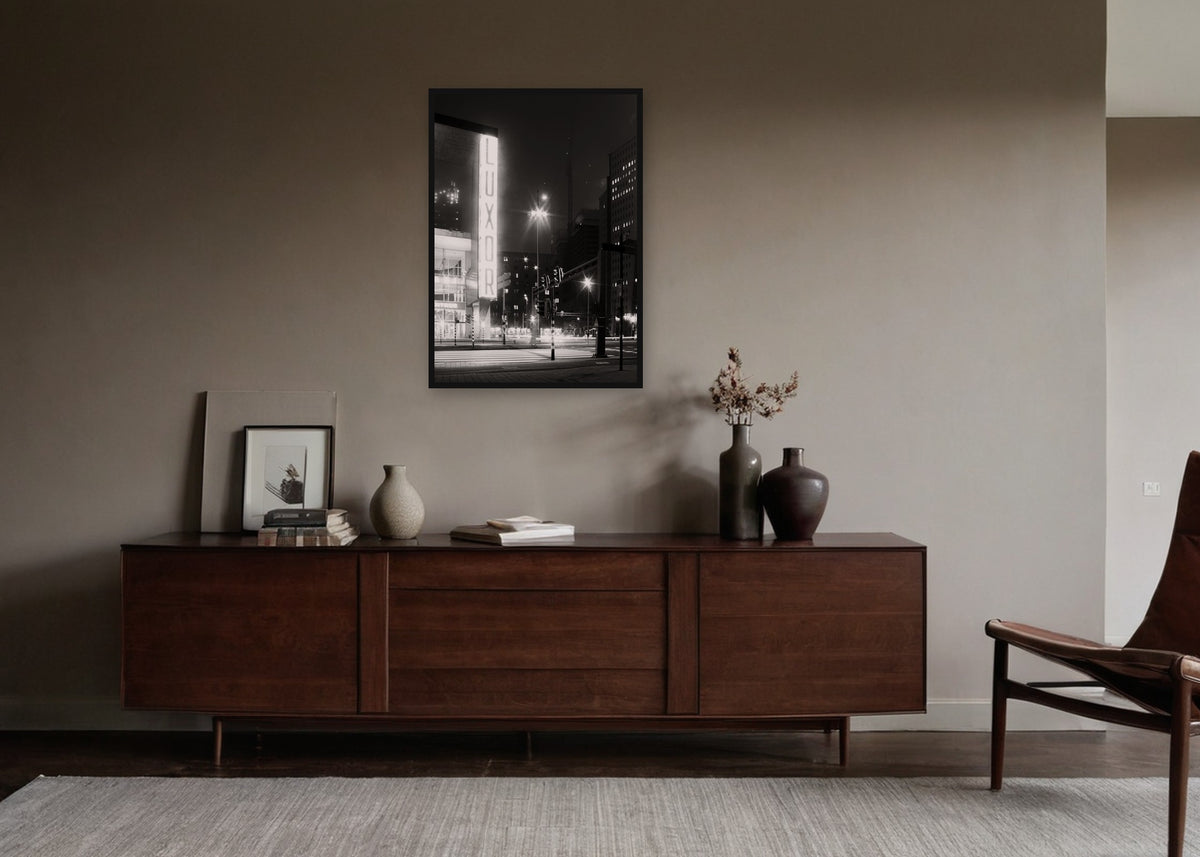 Poster Rotterdam 31 ingelijst aan de muur in een woonkamer
