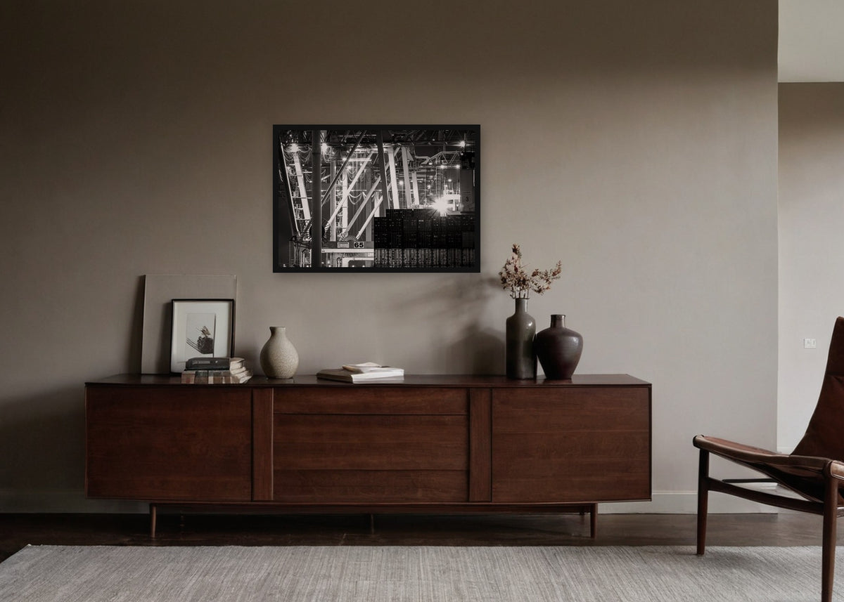 Poster Rotterdam 33 ingelijst aan de muur in een woonkamer