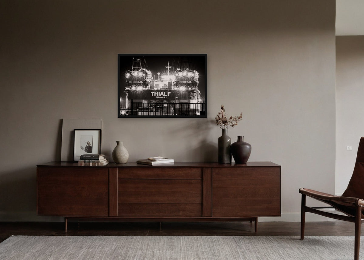 Poster Rotterdam 35 ingelijst aan de muur in een woonkamer